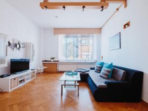 uma sala de estar com um sofá preto e uma mesa em Sterkrade 1 Modern retreat em Oberhausen