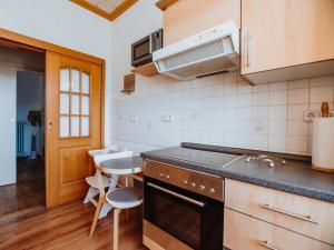 uma cozinha com um lavatório e um fogão forno superior em Sterkrade 1 Modern retreat em Oberhausen