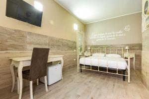 グロッターリエにあるRe Sole Resortのベッドルーム1室(ベッド1台、テーブル、デスク付)