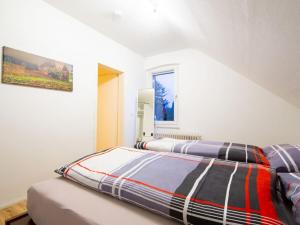 Duas camas num quarto branco com uma janela em Alstaden 2 Modern retreat em Oberhausen