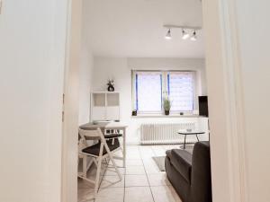 ein Wohnzimmer mit einem Sofa und einem Tisch in der Unterkunft Alstaden 2 Modern retreat in Oberhausen