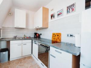 cocina con armarios blancos y encimera en Sterkrade 2 Modern retreat en Oberhausen