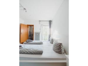 2 camas en una habitación con paredes blancas en Sterkrade 2 Modern retreat en Oberhausen