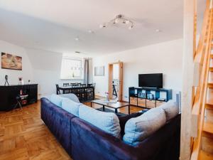 奧伯豪森的住宿－Sterkrade 2 Modern retreat，客厅配有蓝色的沙发和电视
