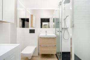 Ένα μπάνιο στο Beautiful Apartment with Balcony & Free Garage by Renters