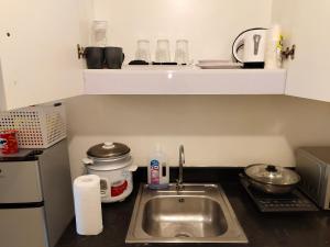 マニラにあるStaycation in Quezon Cityのキッチン(シンク付きキッチンカウンター付)