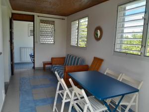 Un comedor con una mesa y sillas azules. en L'îlet cacao, en Le Gosier 34 fotos más