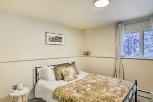 1 dormitorio con cama y ventana en Pet Friendly West Anchorage Home Near Airport! en Anchorage