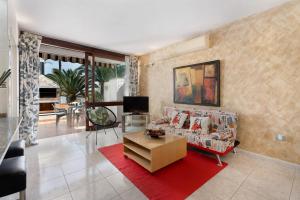 een woonkamer met een bank en een tafel bij Aaron Beautifull House in Arona