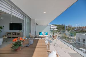 een woonkamer met een terras met een televisie op een balkon bij Newly Built Top Modern 3 BDRM Townhouse with Sea View in Estepona