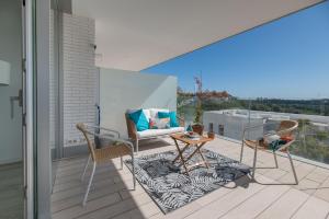 een patio met 2 stoelen en een tafel op een balkon bij Newly Built Top Modern 3 BDRM Townhouse with Sea View in Estepona