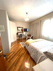 Schlafzimmer mit einem Bett und einem Schreibtisch in der Unterkunft Giulietta Home in Belfiore