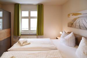Schlafzimmer mit einem weißen Bett und einem Fenster in der Unterkunft Miramar App. 15 in Ahlbeck