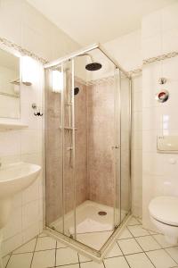 eine Dusche mit Glastür im Bad in der Unterkunft Miramar App. 15 in Ahlbeck