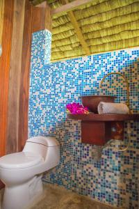 a bathroom with a toilet and a sink at Jardín Botánico del Pacífico y Mecana Ecohotel in Bahía Solano