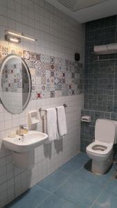 La salle de bains est pourvue de toilettes, d'un lavabo et d'un miroir. dans l'établissement ايليت, au Caire