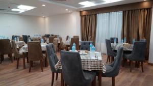 - une salle à manger avec des tables et des chaises dans l'établissement ايليت, au Caire