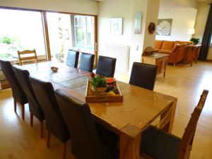 a dining room with a table and chairs at Bauerngarten in Grömitz