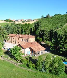 - une vue aérienne sur une maison dans un vignoble dans l'établissement AGRITURISMO VALDISPINSO, à Santa Vittoria dʼAlba