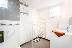 サン・ジョルジュ・ドレロンにあるMaison Boyardville Piscineのシャワーと洗面台を備えた白いバスルーム +12枚の写真