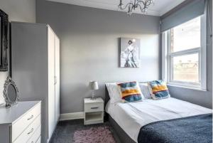 - une chambre avec un lit et une fenêtre dans l'établissement Entire 2-bedroom house with garden, à York