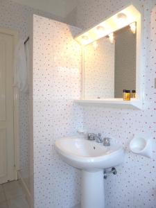 La salle de bains est pourvue d'un lavabo et d'un miroir. dans l'établissement 244 - Villa singola quadrilocale al Taunus con ampio giardino e garage, à Numana