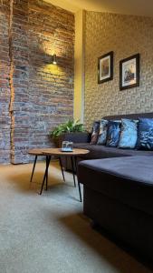 uma sala de estar com um sofá e uma mesa de centro em Penzion Villa Regia em Košice
