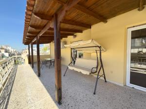 - un lit à baldaquin sur un balcon avec une table dans l'établissement Gtrip Piraeus Coast Apartment - 7058, au Pirée