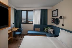 Postel nebo postele na pokoji v ubytování Hampton By Hilton Istanbul Sirkeci + 37 fotografií