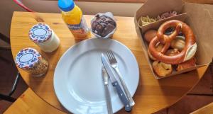 una mesa con un plato de comida y una caja de pretzels en U staré cesty en Horní Slavkov