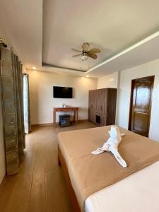 una camera con letto e ventilatore a soffitto di Marina Village a Moalboal