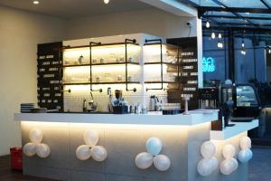 Lounge nebo bar v ubytování Marasa Sarovar Portico -Rajkot