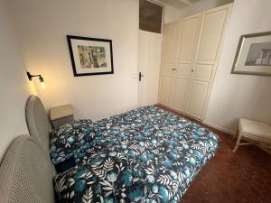 a bedroom with a bed in the corner of a room at LemonTree Terrace village centre in Cotignac
