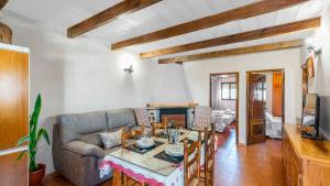 ein Wohnzimmer mit Sofa und Tisch in der Unterkunft Casa Gonzalez Villanueva de la Concepcion by Ruralidays in Villanueva de la Concepción