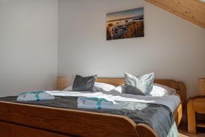 Postel nebo postele na pokoji v ubytování Golden Bridge Rooms