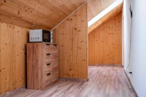 TV a/nebo společenská místnost v ubytování Golden Bridge Rooms