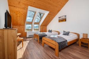 TV a/nebo společenská místnost v ubytování Golden Bridge Rooms
