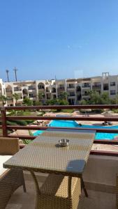 a table and chairs on a balcony of a building at Luxus Designer Apartment in Sunny Lakes 2 ganz nah am Zentrum Naama Bay 75 m2 direkt am Pool - 2 Bakone Obergeschoss bis zu 5 Personen buchbar in Sharm El Sheikh