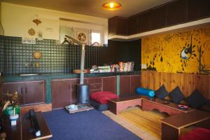Hostelgia في مانالي: غرفة معيشة مع أريكة ومدفأة