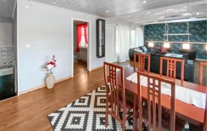 穆塔拉的住宿－Awesome Home In Motala With Ethernet Internet，厨房以及带桌椅的起居室。