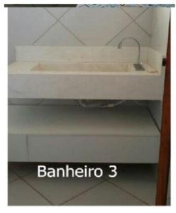 ein Waschbecken in einem Bad mit den Worten Barbariento in der Unterkunft Casa Duplex Linda da PRAIA DO MEIO - ARAÇAGY Temporada. in São Luís