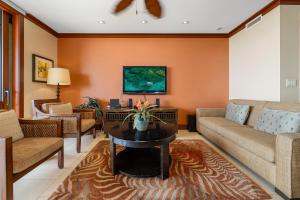 un salon avec un canapé et une table dans l'établissement Ko Olina Beach Villas O1001, à Kapolei