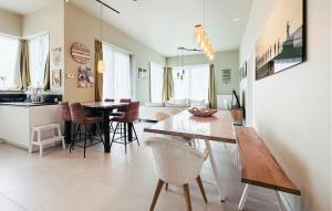Il comprend une cuisine et un salon avec une table et des chaises. dans l'établissement Awesome Apartment In Oostende With Wifi, à Ostende
