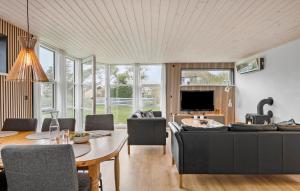 - un salon avec un canapé et une table dans l'établissement Stunning Home In Sydals With Kitchen, à Østerby