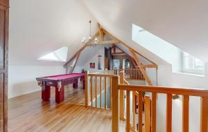 ein Zimmer mit einer Tischtennisplatte und einer Treppe in der Unterkunft Cozy Home In Saint-aubin-routot With Kitchen in Saint-Aubin-Routot