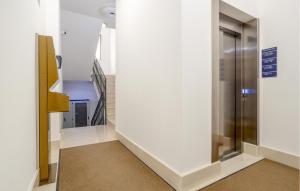 um corredor com elevador num edifício em 1 Bedroom Beautiful Apartment In Balestrate em Balestrate