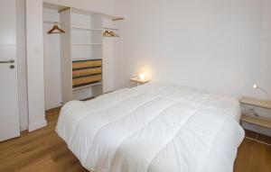 Ένα ή περισσότερα κρεβάτια σε δωμάτιο στο Amazing Home In Lussas With Wifi