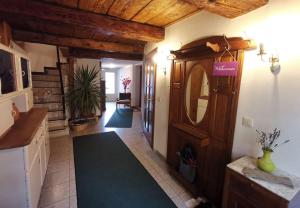 Μια τηλεόραση ή/και κέντρο ψυχαγωγίας στο Charmantes Zimmer mit Bad im Stadtzentrum