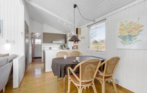 Η κουζίνα ή μικρή κουζίνα στο 3 Bedroom Beautiful Home In Bindslev