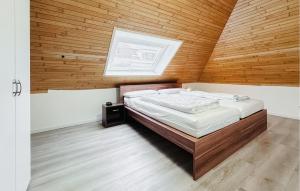 オーステンデにあるNice Home In Oostende With Wifiの木製の天井の客室のベッド1台分です。